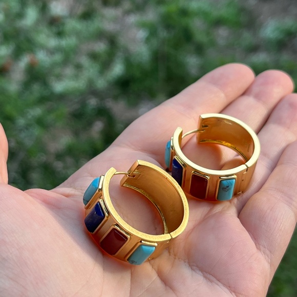 The Met Store-Egyptian big hinged gold hoop earrings w semiprecious stones-NIB - Picture 4 of 12